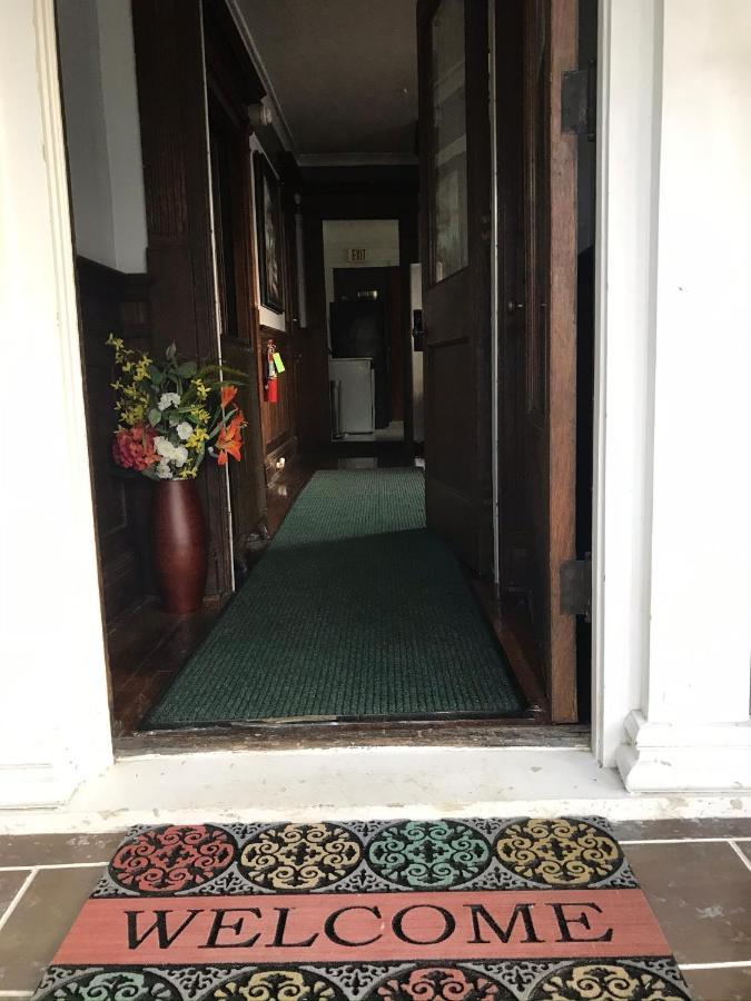 5 Star Victorian Mansion-Downtown No Locals Bed and Breakfast Erie Buitenkant foto